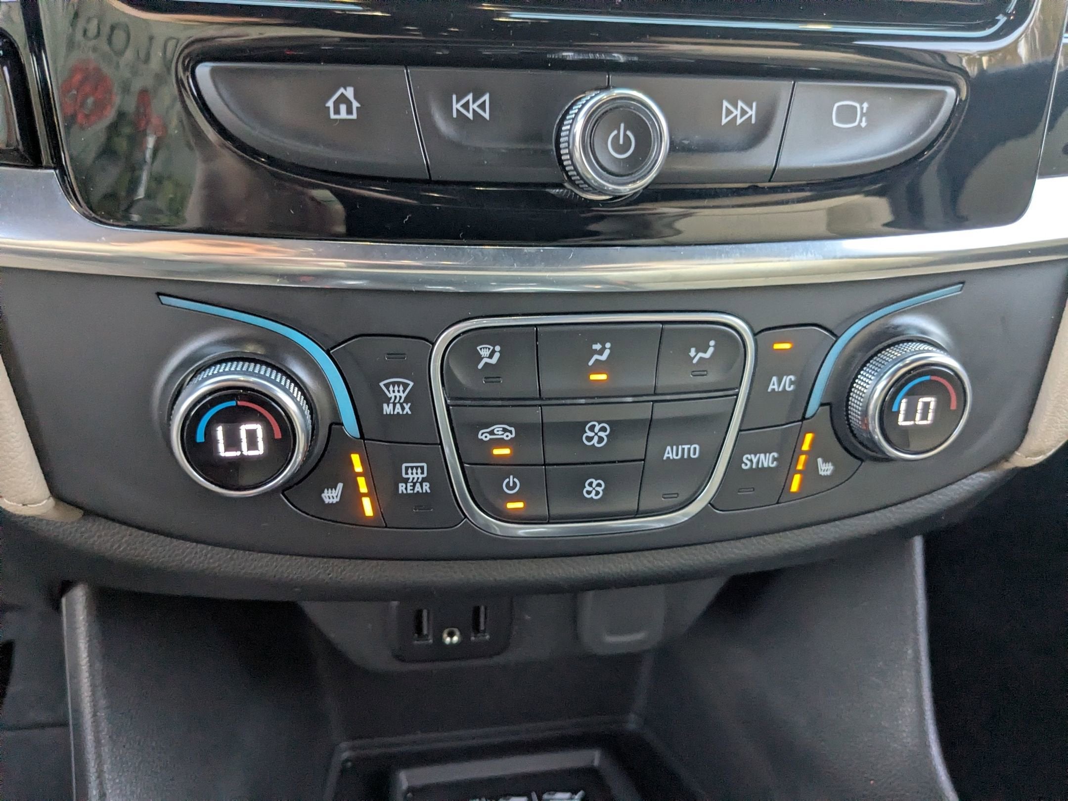 2022 Chevrolet Traverse LT Leather