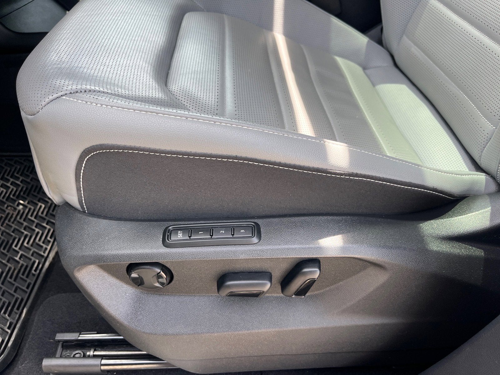 2024 Volkswagen Atlas Cross Sport 2.0T SEL R-Line