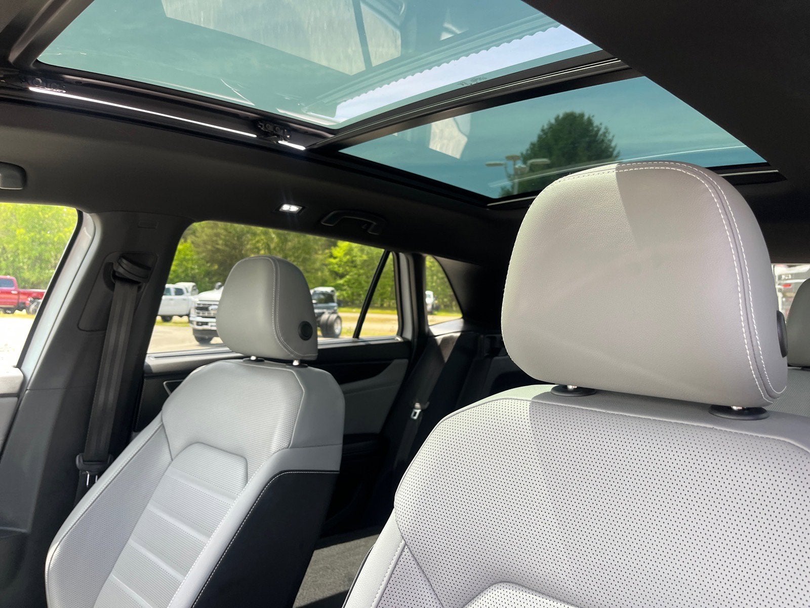 2024 Volkswagen Atlas Cross Sport 2.0T SEL R-Line