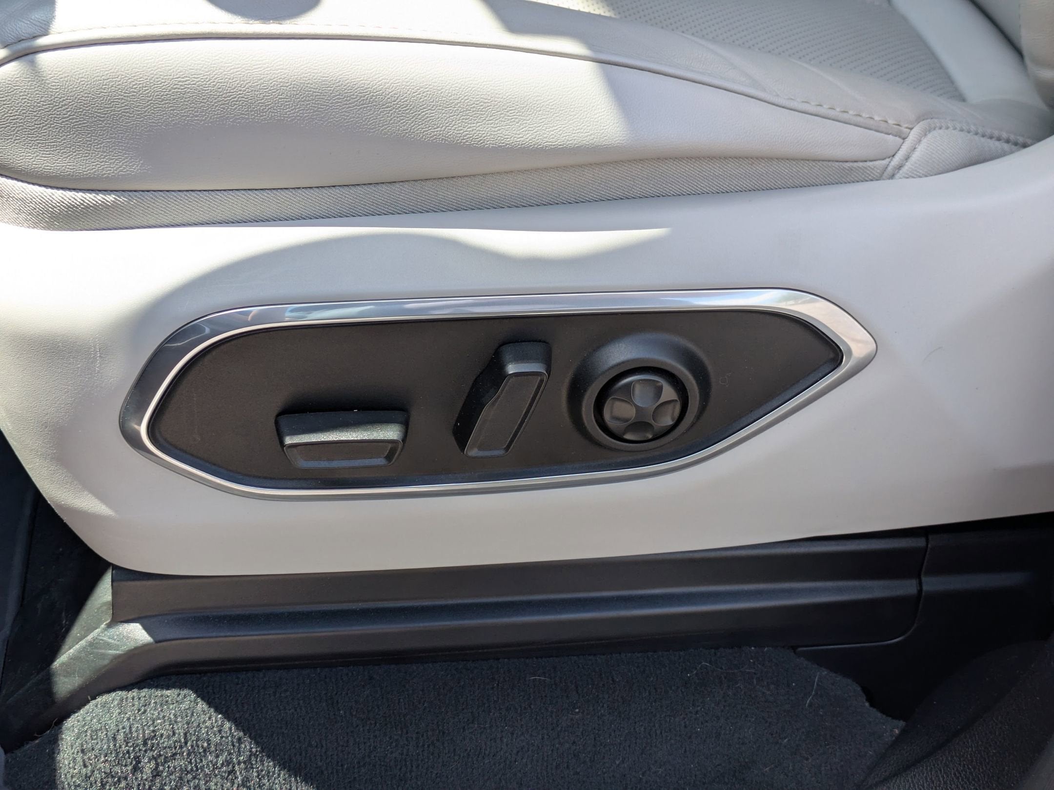 2023 Jeep Wagoneer Base