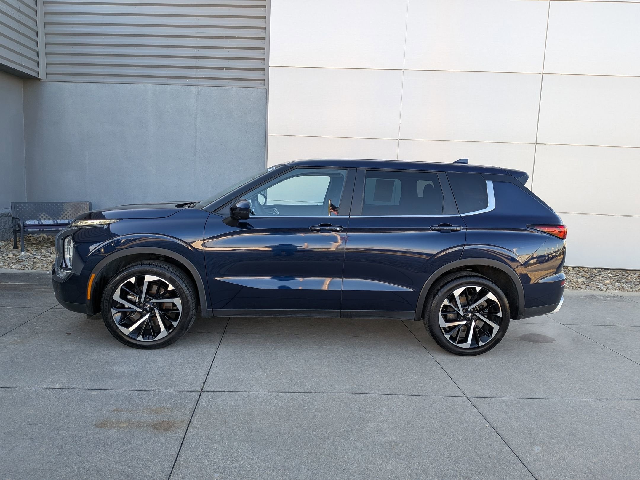 2023 Mitsubishi Outlander SE