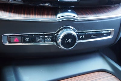 2023 Volvo XC60 Ultimate Bright Theme