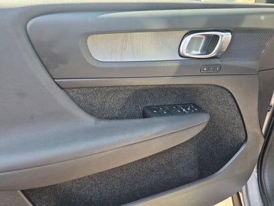 2025 Volvo XC40 Core Bright Theme