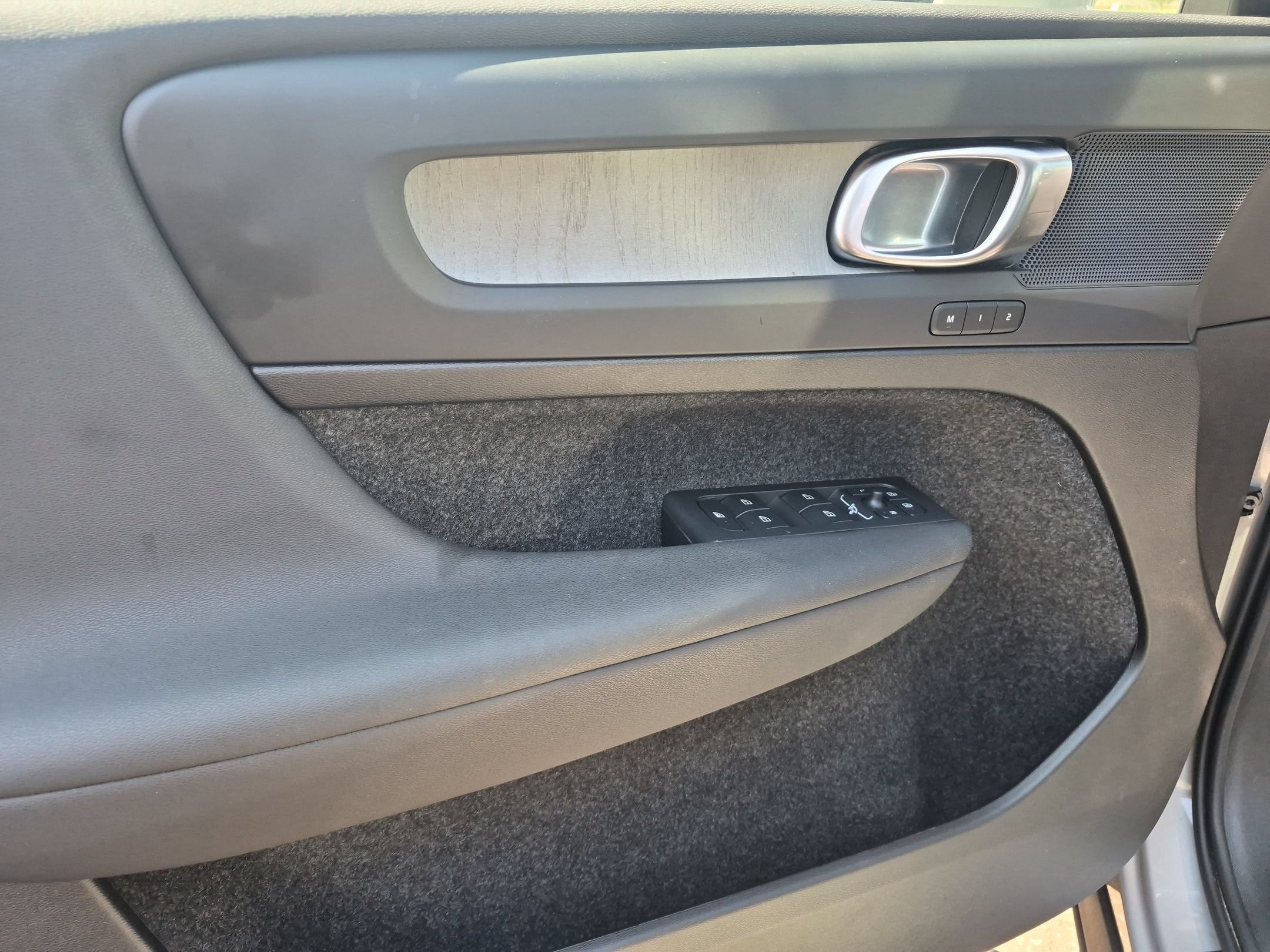 2025 Volvo XC40 Core Bright Theme