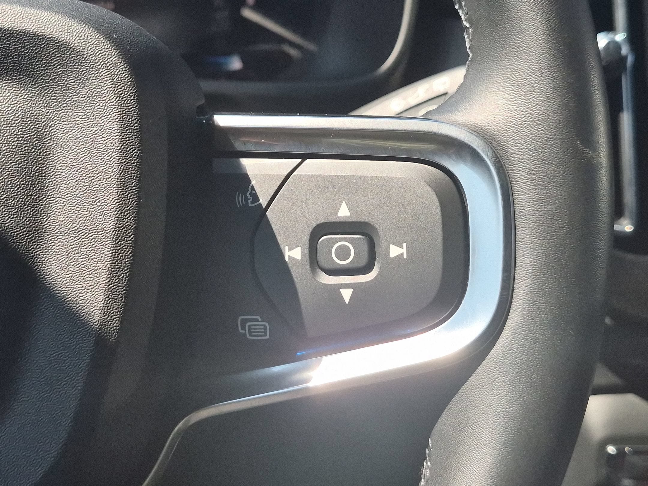 2025 Volvo XC40 Core Bright Theme