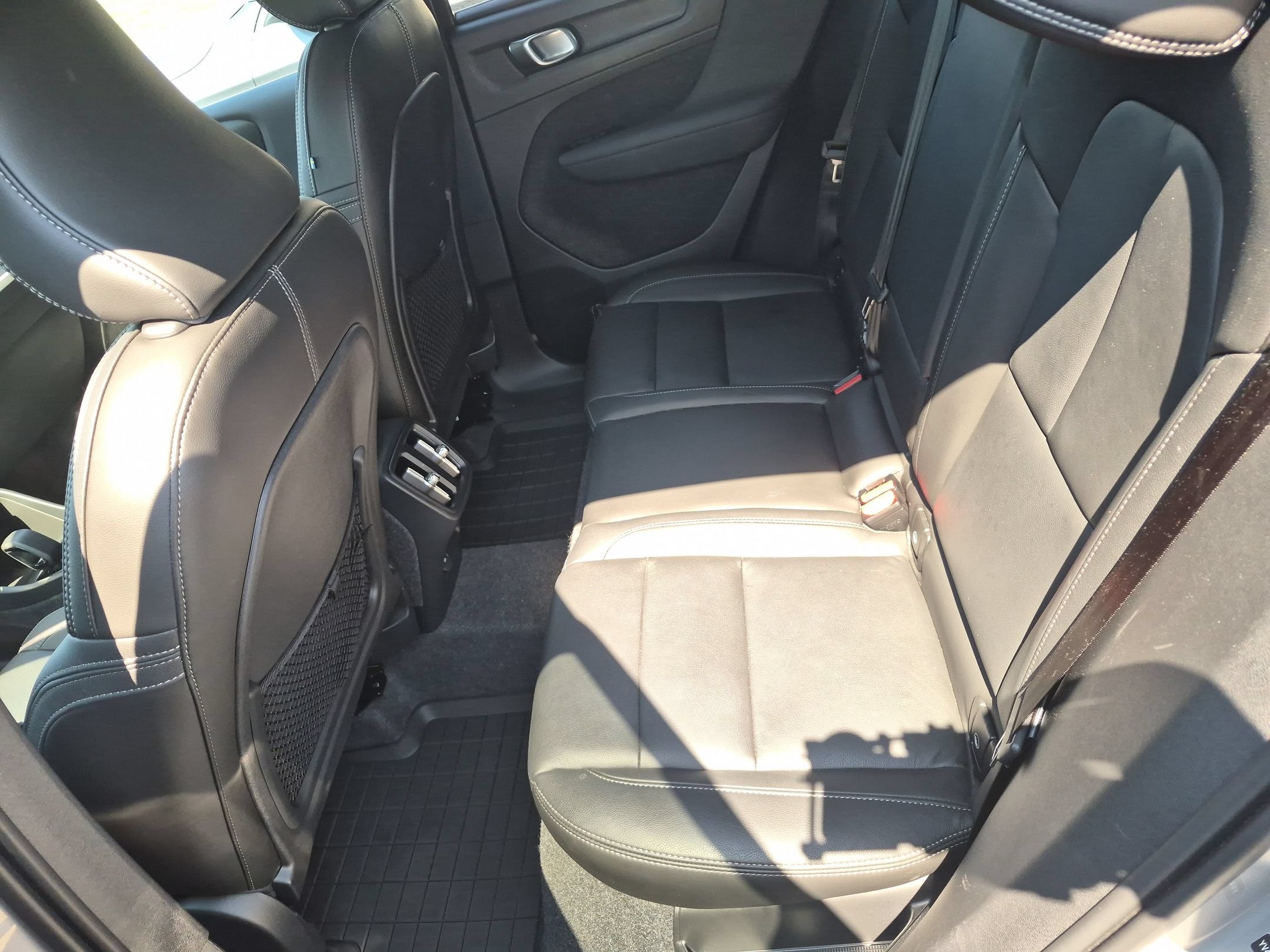 2025 Volvo XC40 Core Bright Theme