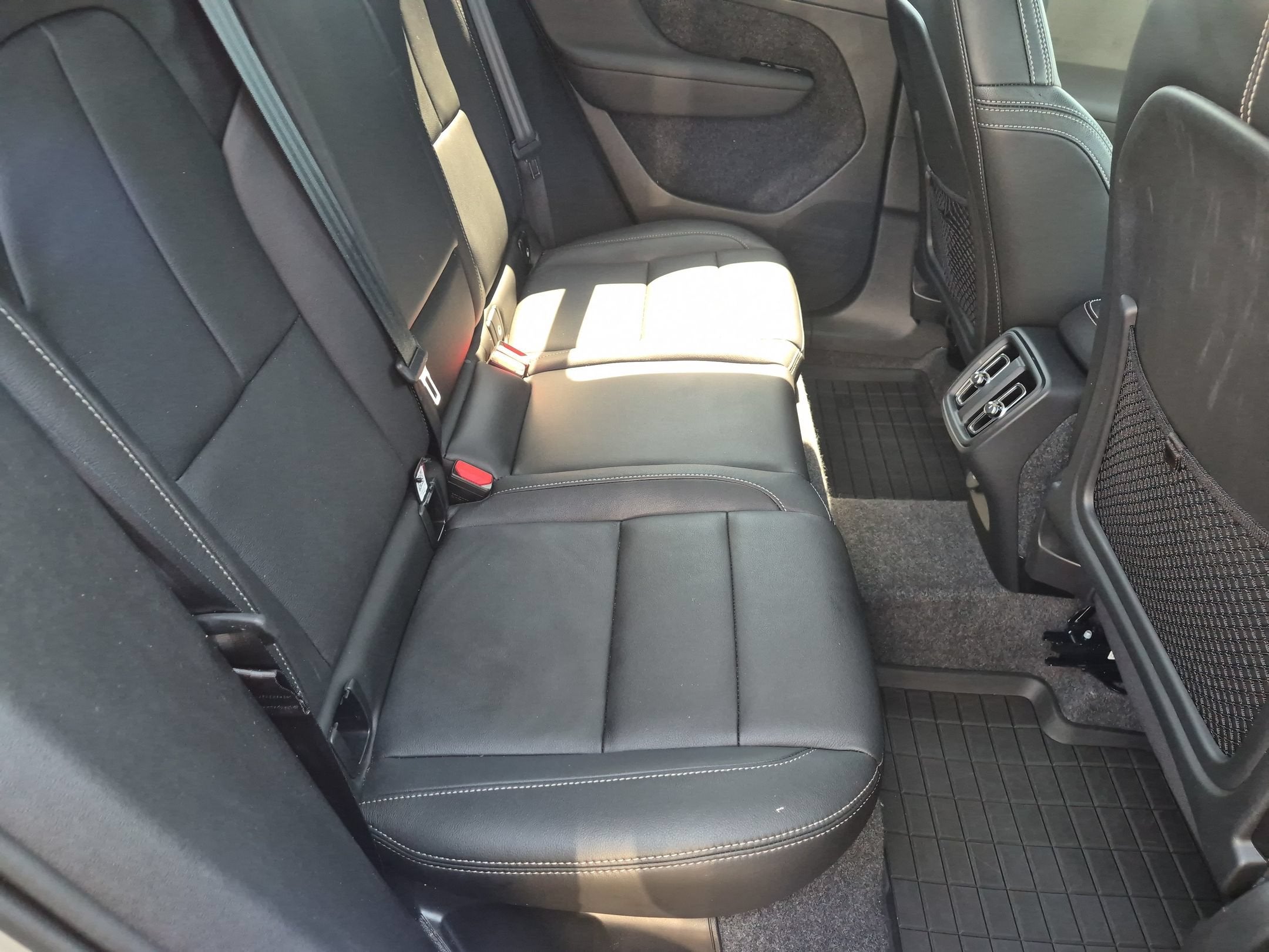 2025 Volvo XC40 Core Bright Theme