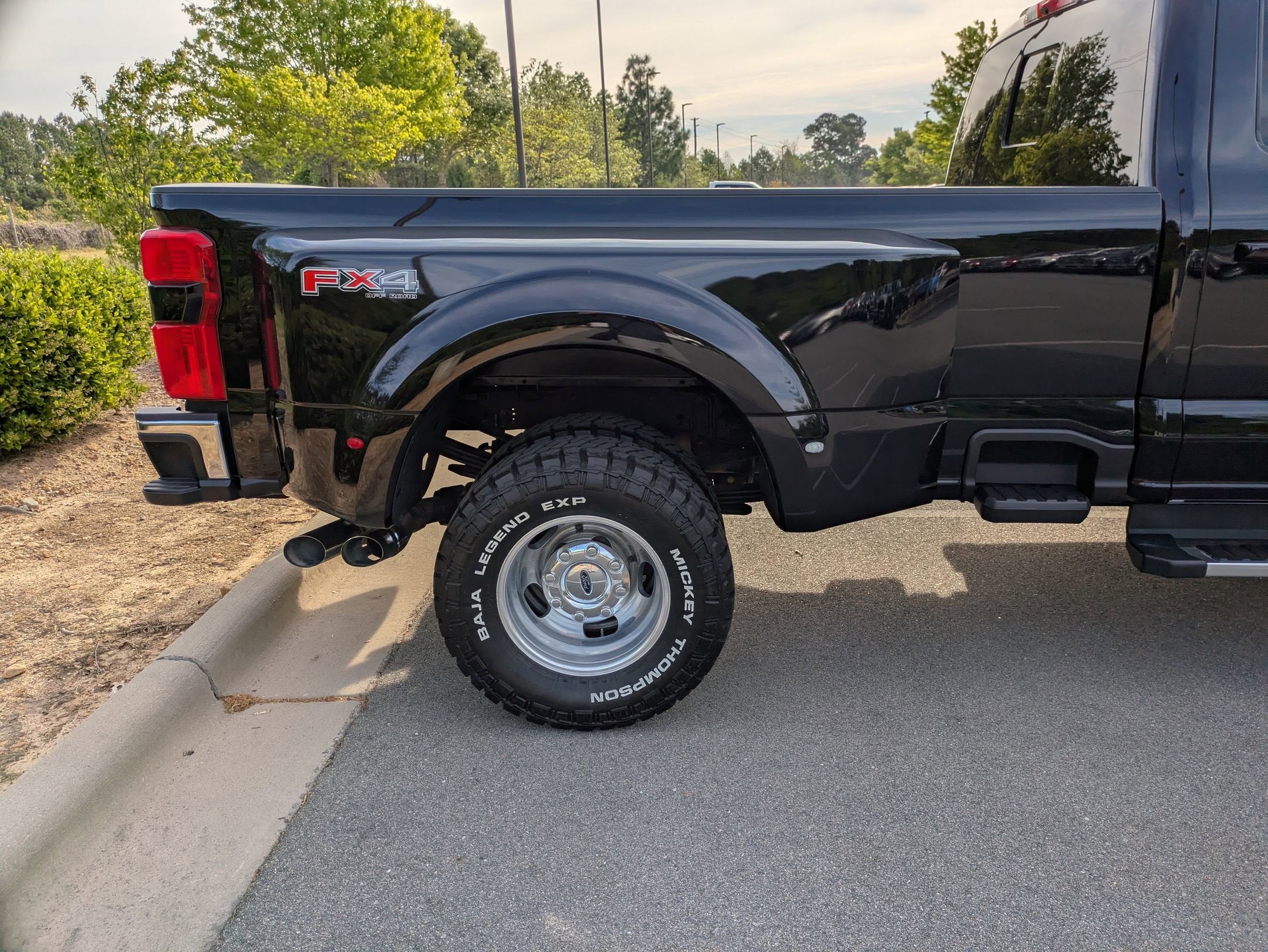 2023 Ford Super Duty F-350 DRW LARIAT