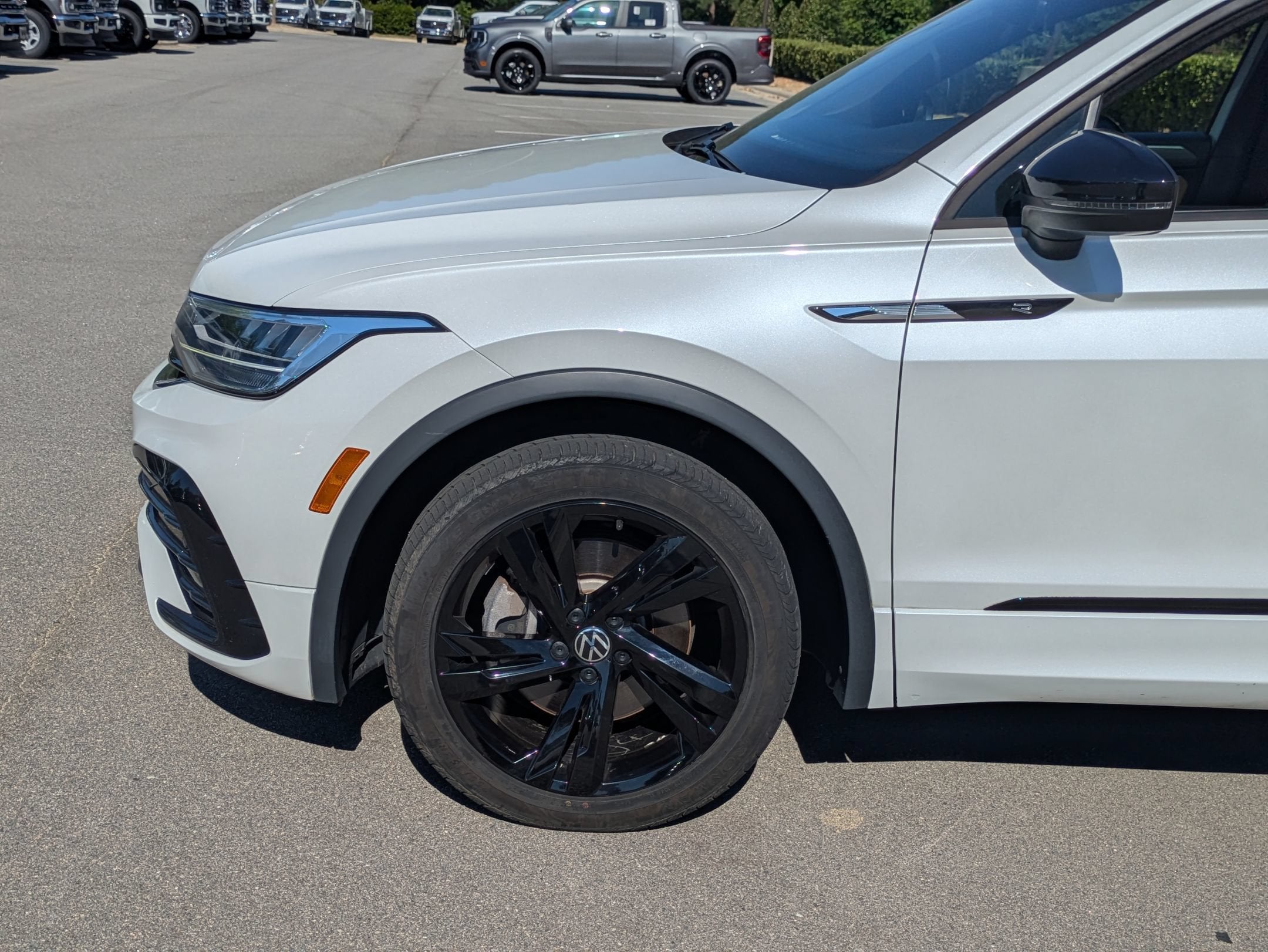 2023 Volkswagen Tiguan SE R-Line Black