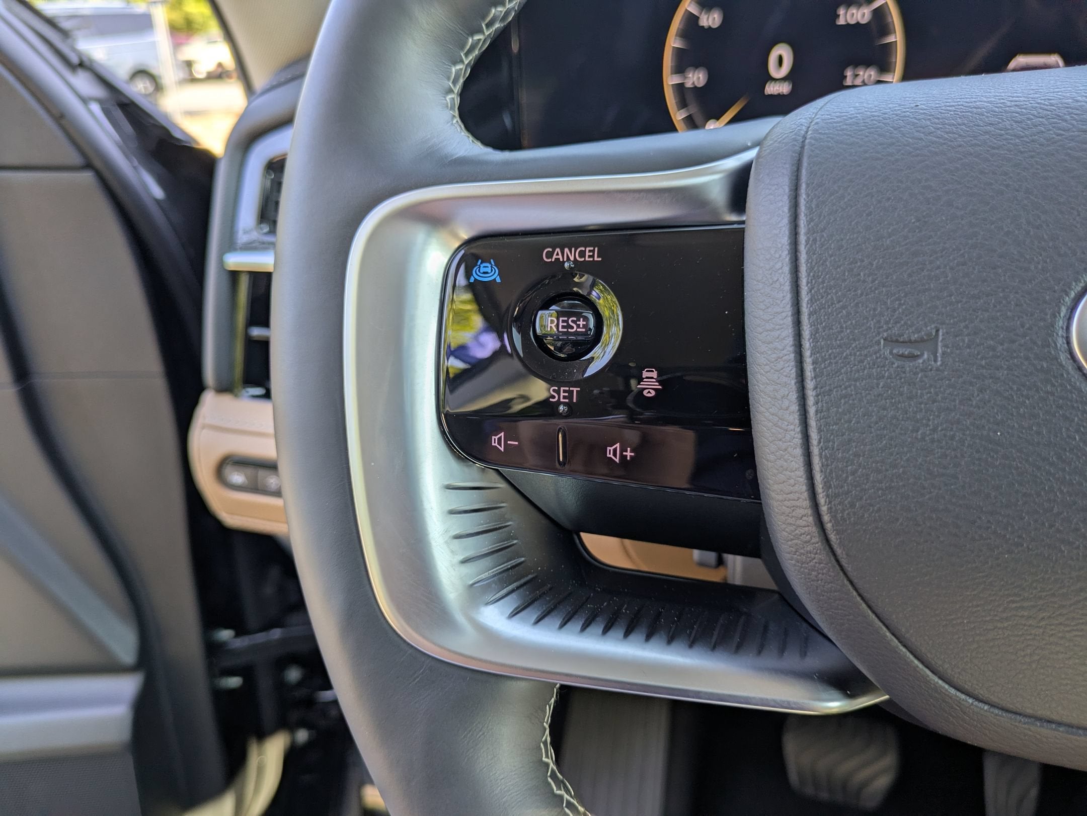 2025 INFINITI QX80 LUXE