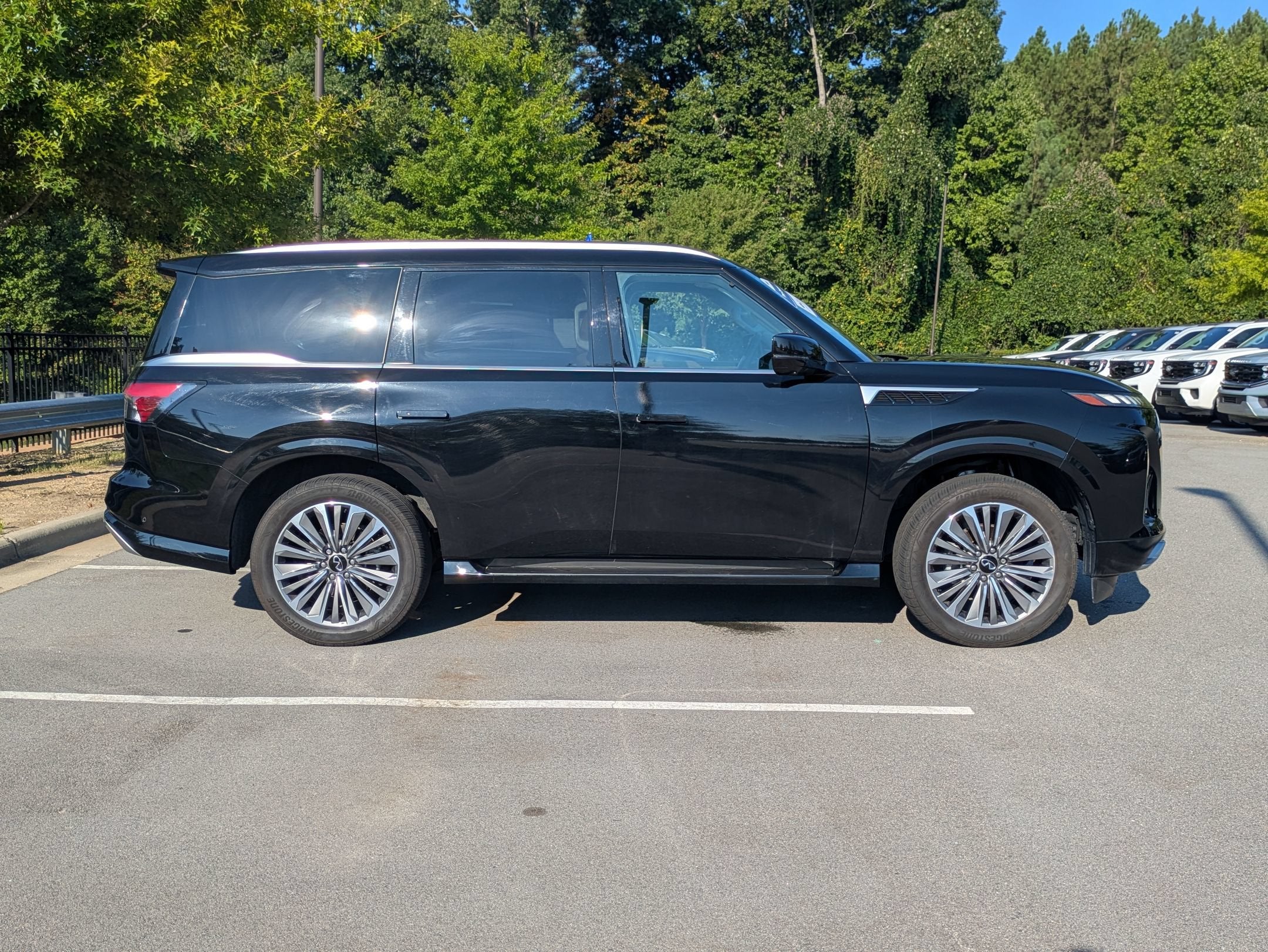 2025 INFINITI QX80 LUXE
