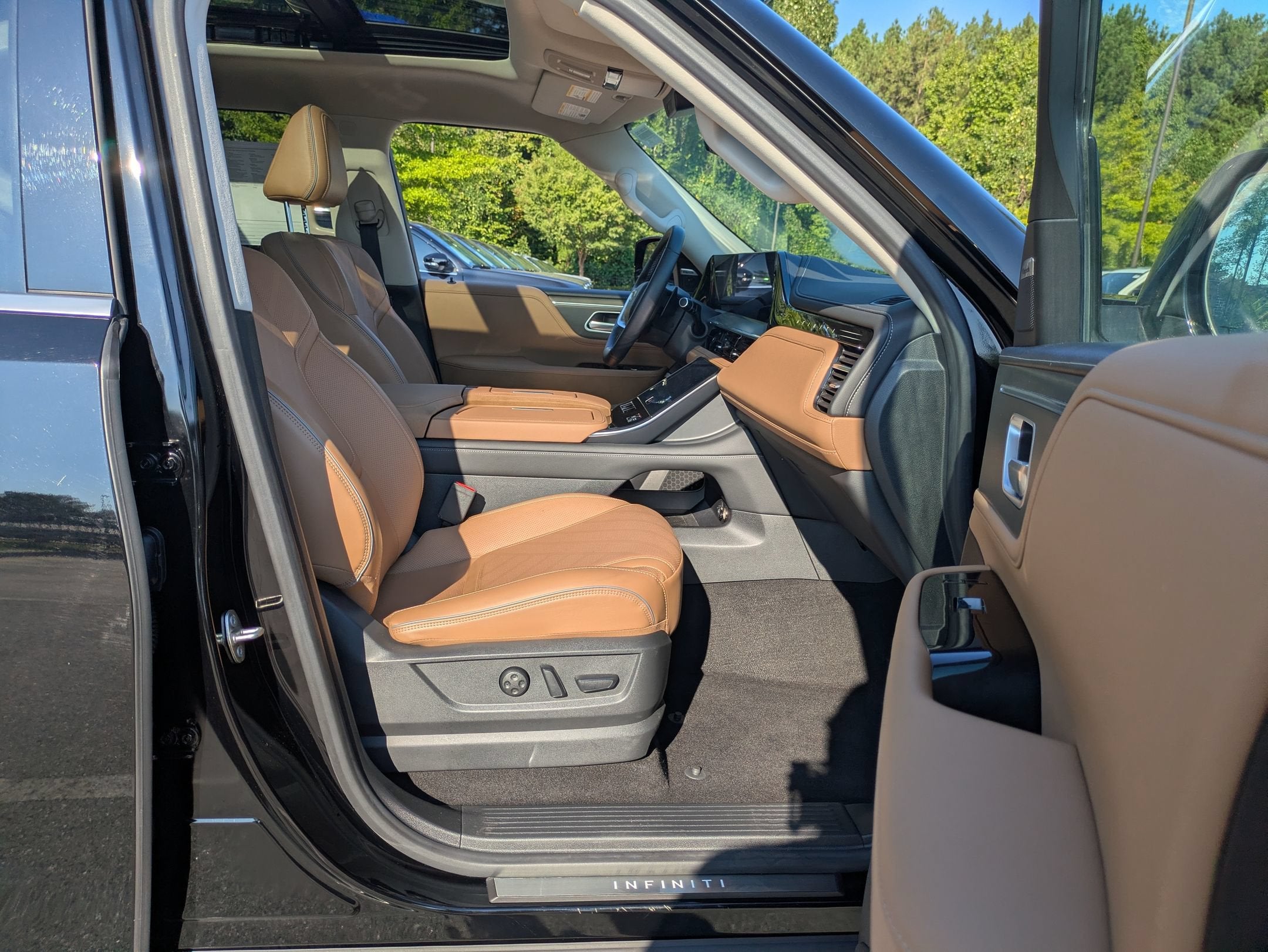 2025 INFINITI QX80 LUXE