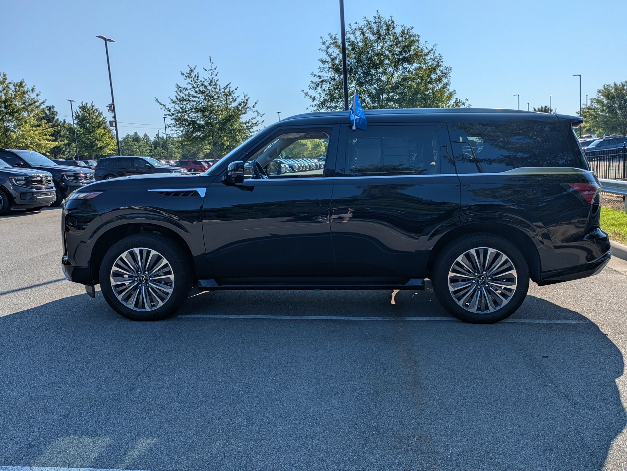 2025 INFINITI QX80 LUXE