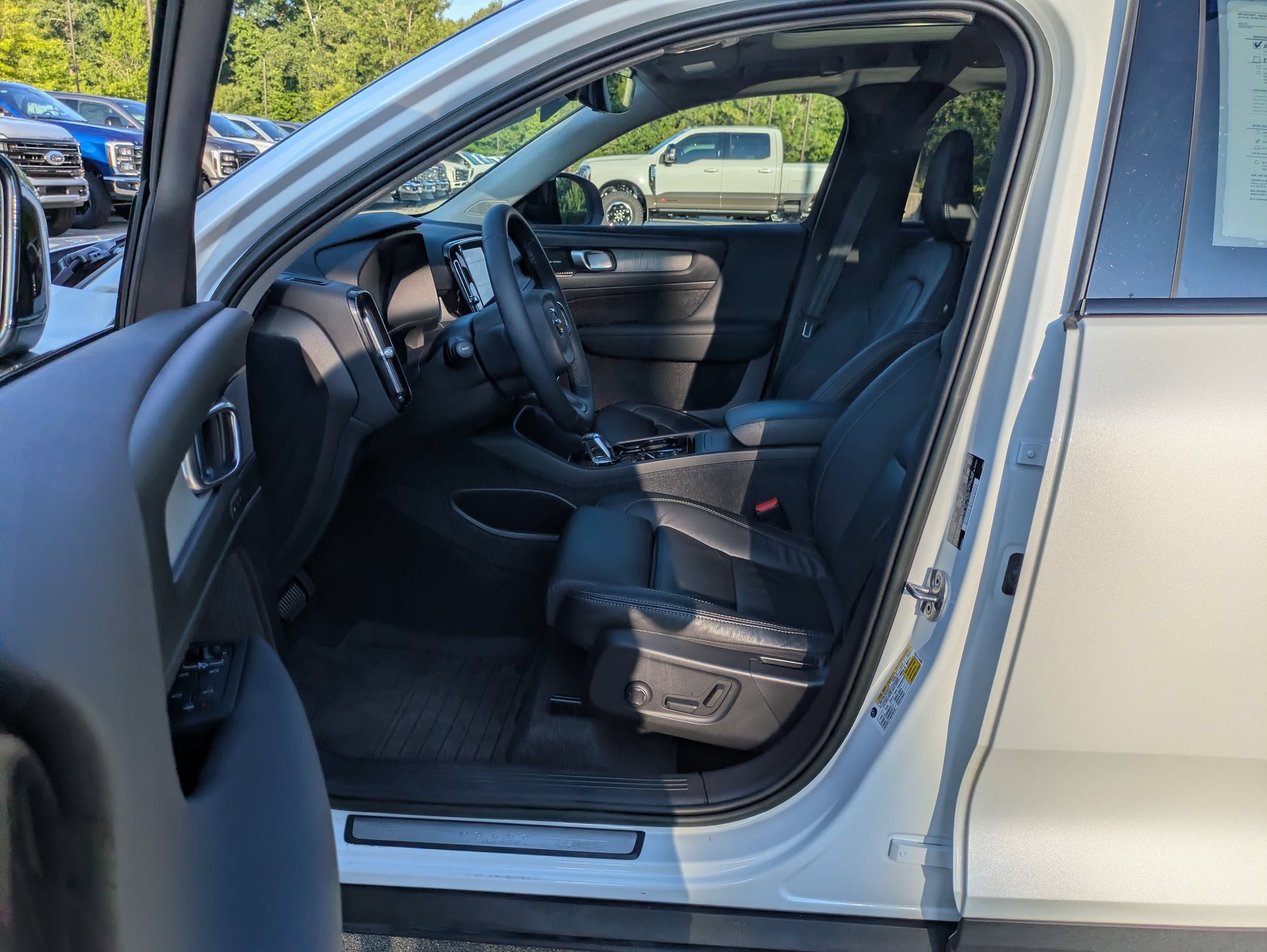 2023 Volvo XC40 Ultimate Dark Theme