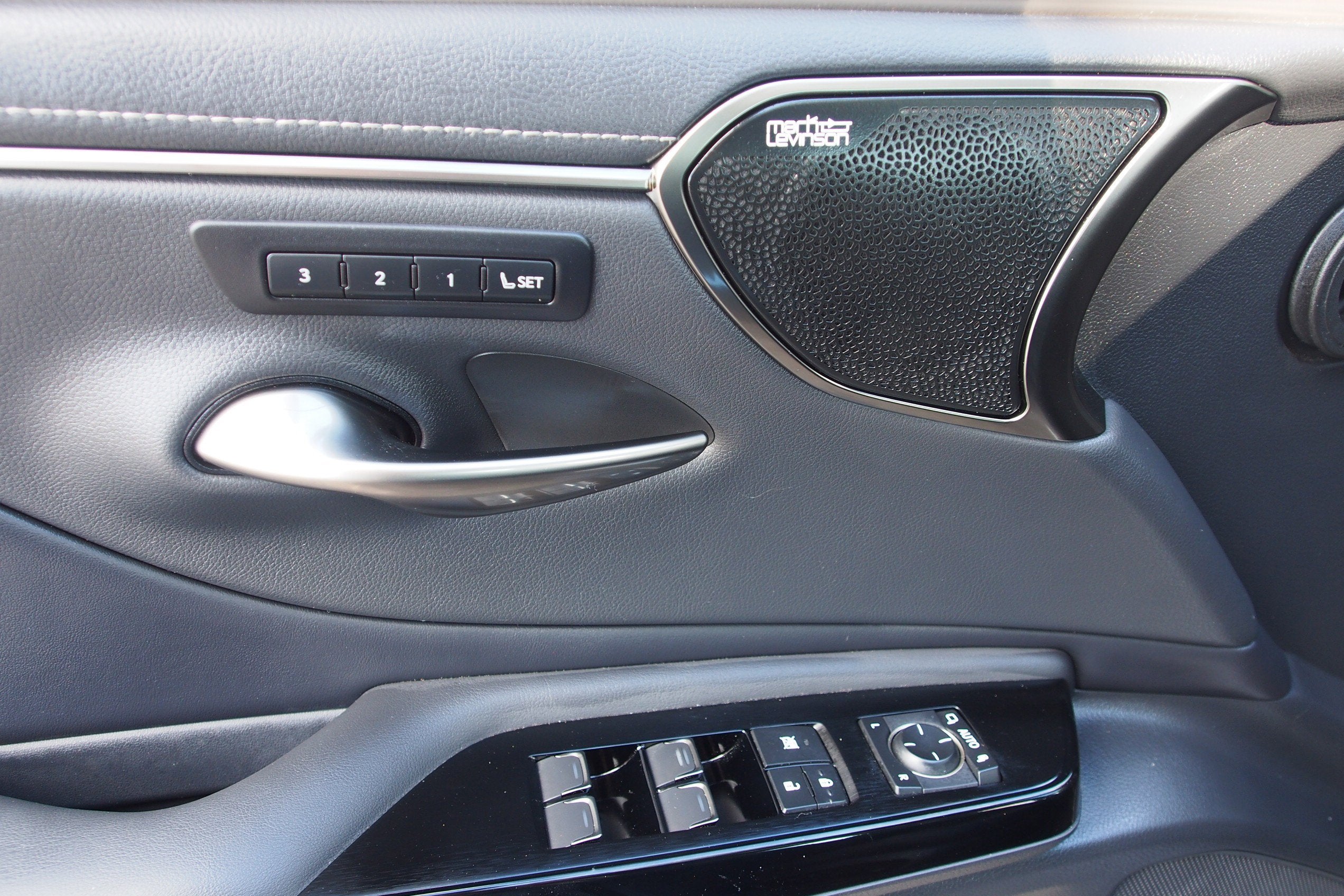 2023 Lexus ES ES 300h F SPORT Handling