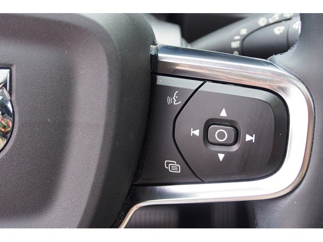 2023 Volvo XC40 Plus Dark Theme