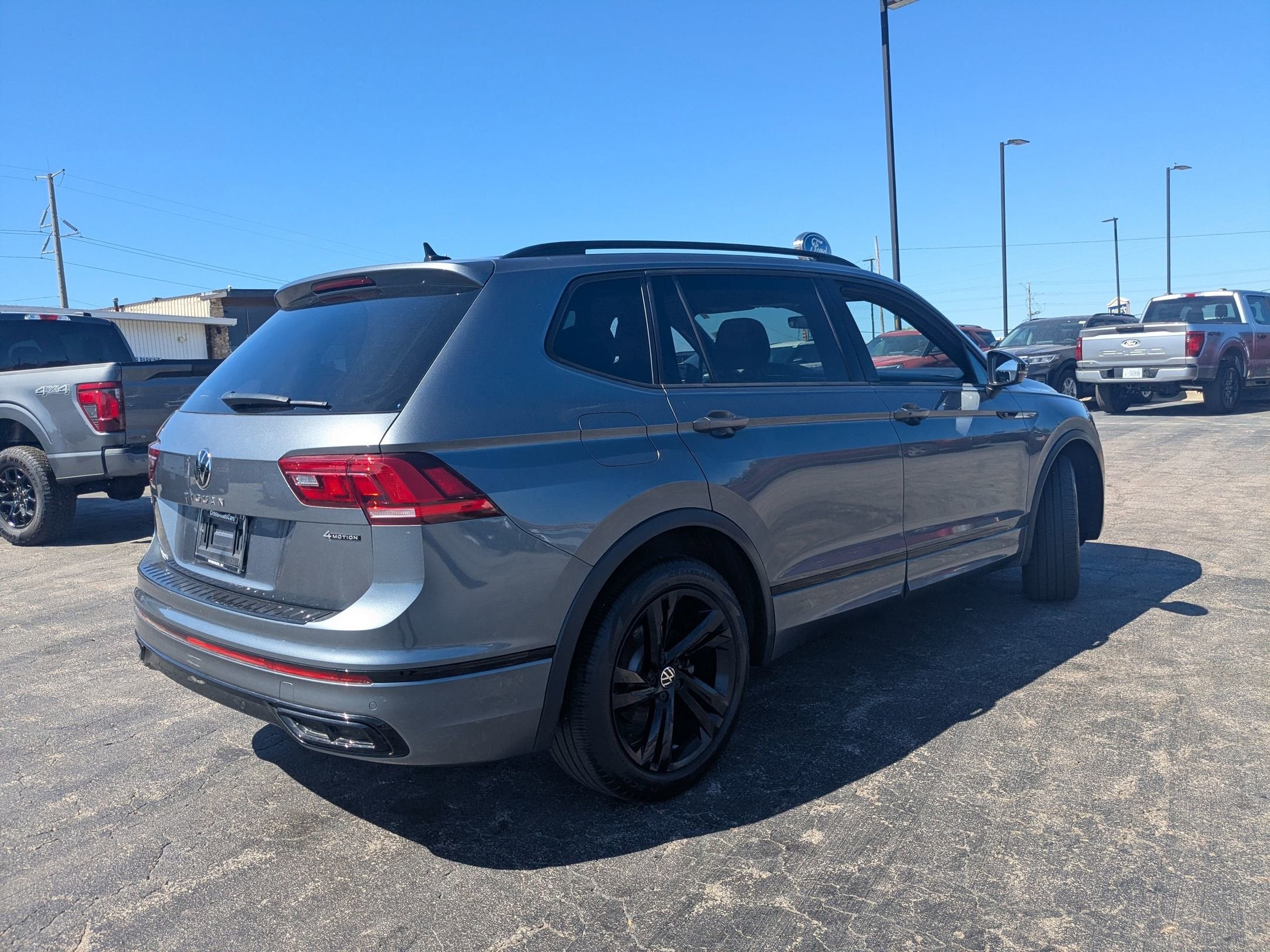2023 Volkswagen Tiguan SE R-Line Black
