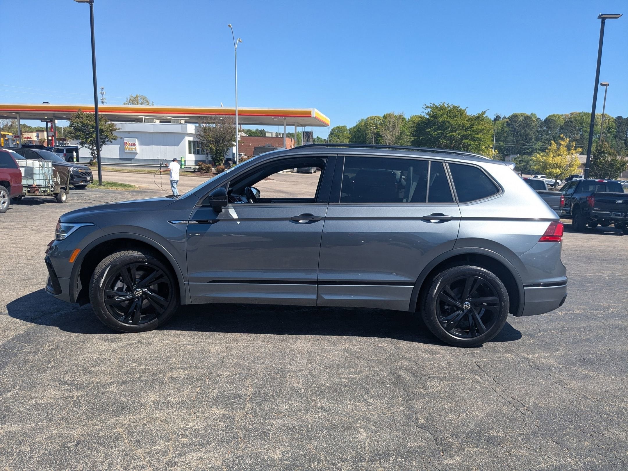 2023 Volkswagen Tiguan SE R-Line Black