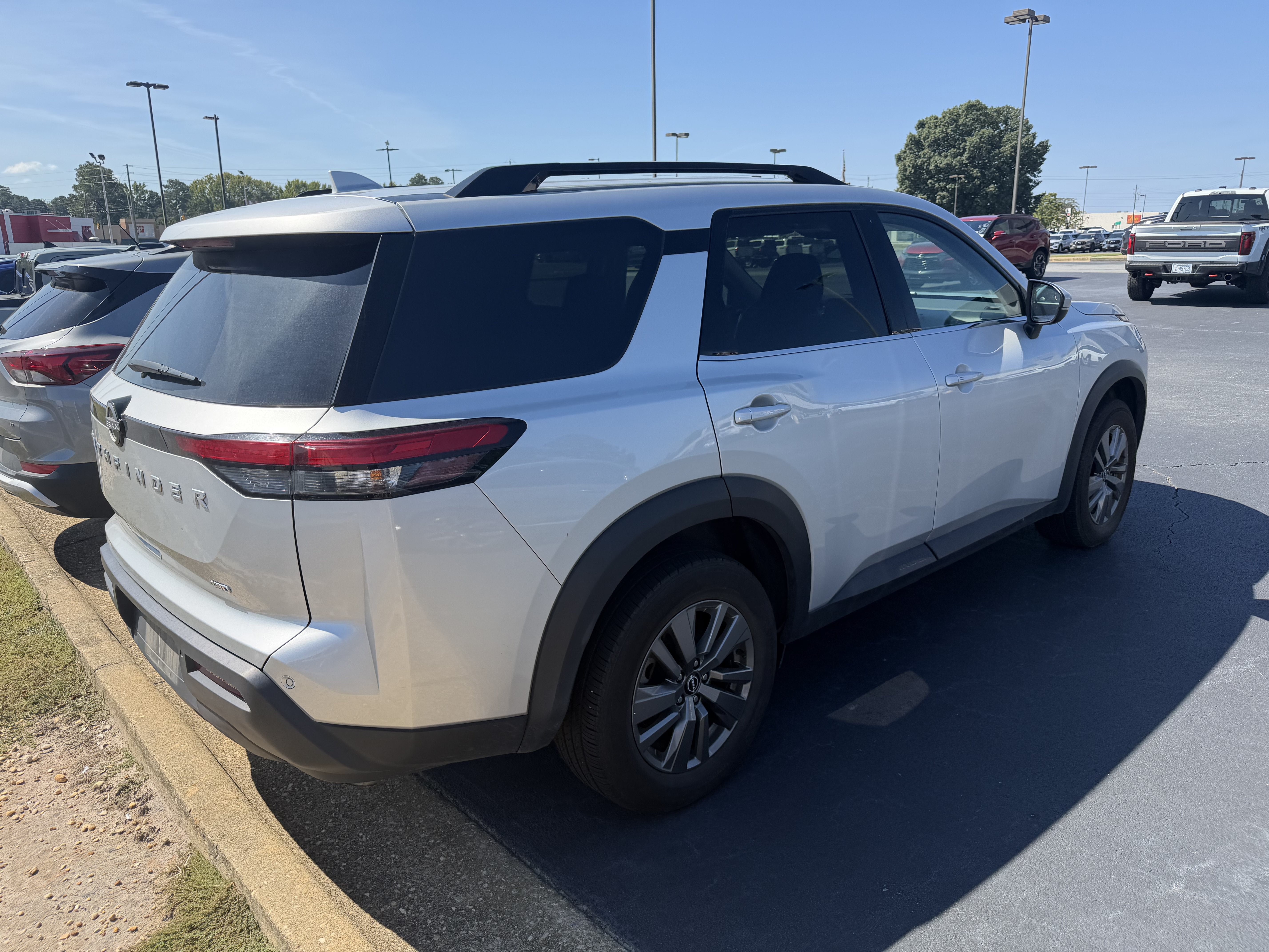 2025 Nissan Pathfinder SV