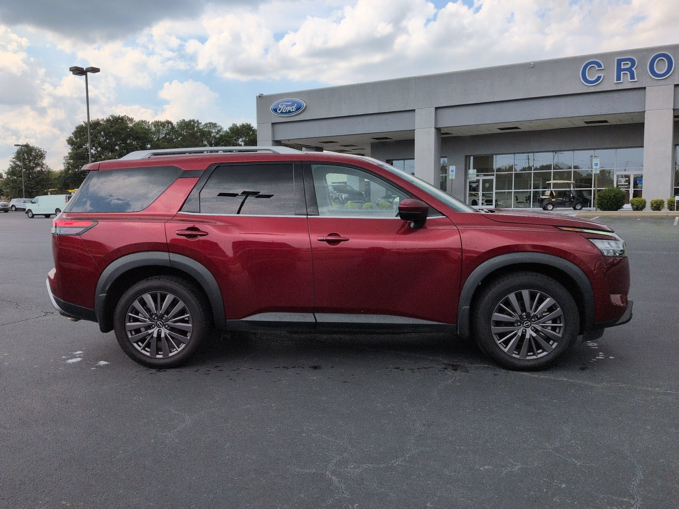 2024 Nissan Pathfinder SL